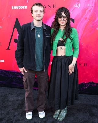 jake-short-mika-abdalla-arrive-los-angeles-1500w-15209691fz.jpg